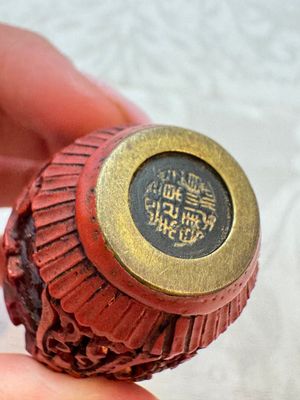 Nine Chinese cinnabar lacquer snuff bottles and a covered box, Qianlong marks, 19/20th C. — photo 49