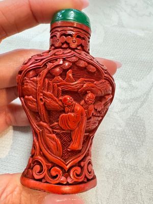 Nine Chinese cinnabar lacquer snuff bottles and a covered box, Qianlong marks, 19/20th C. — photo 5