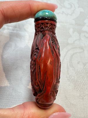 Nine Chinese cinnabar lacquer snuff bottles and a covered box, Qianlong marks, 19/20th C. — photo 52