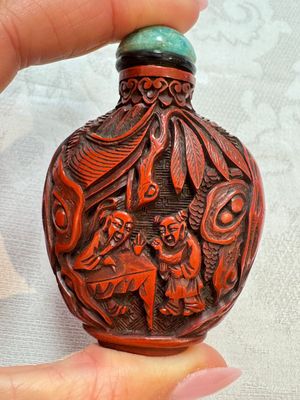 Nine Chinese cinnabar lacquer snuff bottles and a covered box, Qianlong marks, 19/20th C. — photo 53