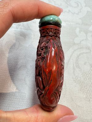 Nine Chinese cinnabar lacquer snuff bottles and a covered box, Qianlong marks, 19/20th C. — photo 54