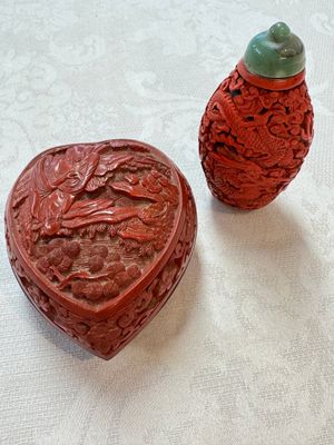 Nine Chinese cinnabar lacquer snuff bottles and a covered box, Qianlong marks, 19/20th C. — photo 57