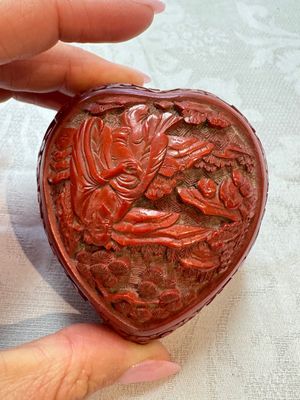 Nine Chinese cinnabar lacquer snuff bottles and a covered box, Qianlong marks, 19/20th C. — photo 58