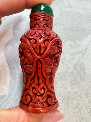 Nine Chinese cinnabar lacquer snuff bottles and a covered box, Qianlong marks, 19/20th C. — photo 6