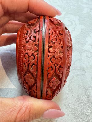 Nine Chinese cinnabar lacquer snuff bottles and a covered box, Qianlong marks, 19/20th C. — photo 61