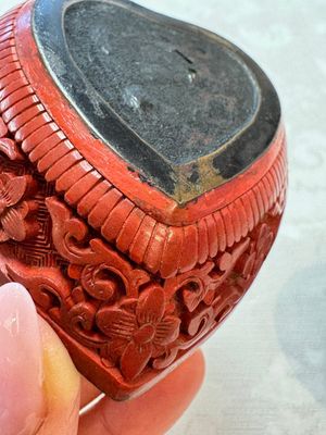 Nine Chinese cinnabar lacquer snuff bottles and a covered box, Qianlong marks, 19/20th C. — photo 65