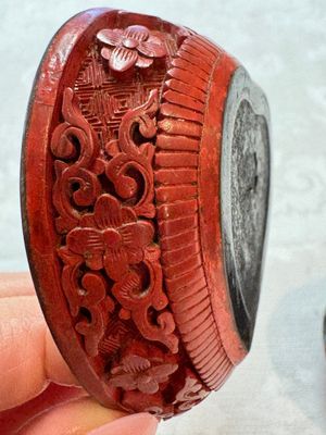 Nine Chinese cinnabar lacquer snuff bottles and a covered box, Qianlong marks, 19/20th C. — photo 66