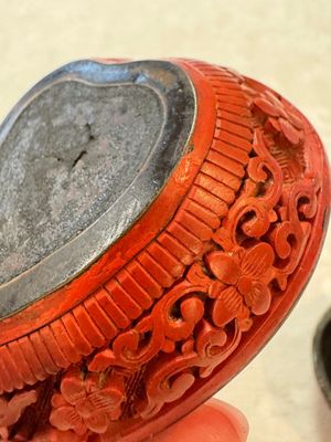 Nine Chinese cinnabar lacquer snuff bottles and a covered box, Qianlong marks, 19/20th C. — photo 67
