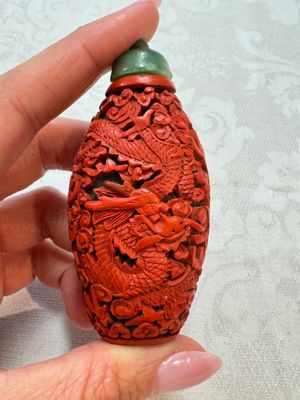 Nine Chinese cinnabar lacquer snuff bottles and a covered box, Qianlong marks, 19/20th C. — photo 68