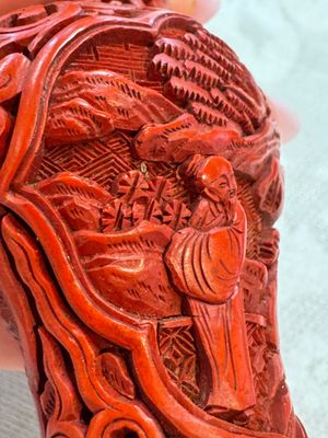 Nine Chinese cinnabar lacquer snuff bottles and a covered box, Qianlong marks, 19/20th C. — photo 7