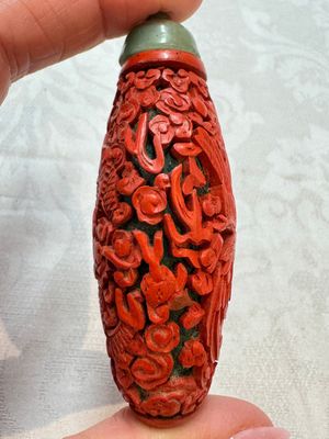 Nine Chinese cinnabar lacquer snuff bottles and a covered box, Qianlong marks, 19/20th C. — photo 71