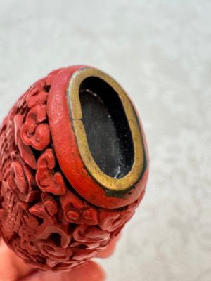 Nine Chinese cinnabar lacquer snuff bottles and a covered box, Qianlong marks, 19/20th C. — photo 73