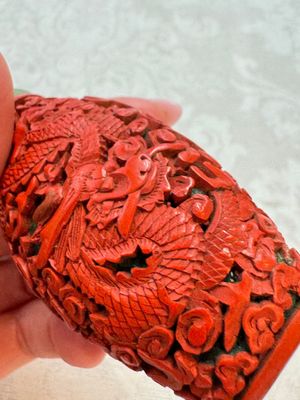 Nine Chinese cinnabar lacquer snuff bottles and a covered box, Qianlong marks, 19/20th C. — photo 74