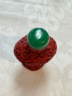 Nine Chinese cinnabar lacquer snuff bottles and a covered box, Qianlong marks, 19/20th C. — photo 8
