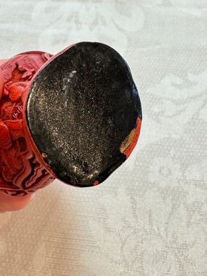 Nine Chinese cinnabar lacquer snuff bottles and a covered box, Qianlong marks, 19/20th C. — photo 9