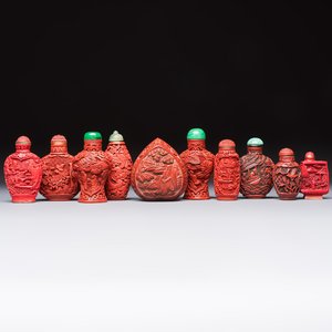 Nine Chinese cinnabar lacquer snuff bottles and a covered box, Qianlong marks, 19/20th C. — photo 1