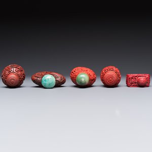 Nine Chinese cinnabar lacquer snuff bottles and a covered box, Qianlong marks, 19/20th C. — photo 12
