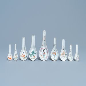 Nine Chinese famille rose and qianjiang cai spoons with figures, 19/20th C. — photo 2