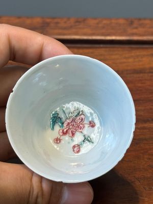 Nine Chinese famille rose cups and eight saucers, Yongzheng/Qianlong — photo 13