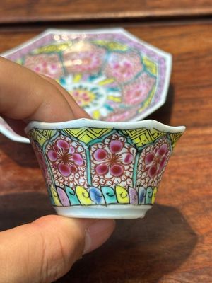 Nine Chinese famille rose cups and eight saucers, Yongzheng/Qianlong — photo 3