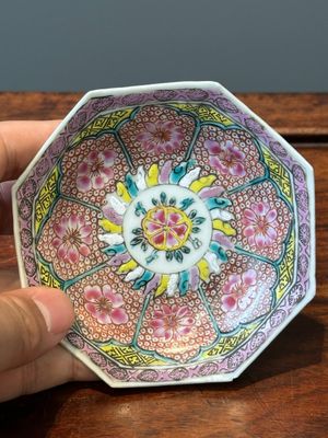 Nine Chinese famille rose cups and eight saucers, Yongzheng/Qianlong — photo 6