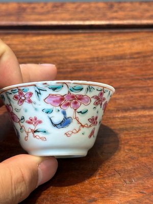 Nine Chinese famille rose cups and eight saucers, Yongzheng/Qianlong — 照片 12