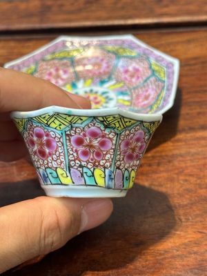 Nine Chinese famille rose cups and eight saucers, Yongzheng/Qianlong — 照片 2