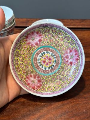 Nine Chinese famille rose cups and eight saucers, Yongzheng/Qianlong — 照片 31