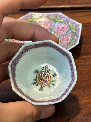 Nine Chinese famille rose cups and eight saucers, Yongzheng/Qianlong — 照片 4