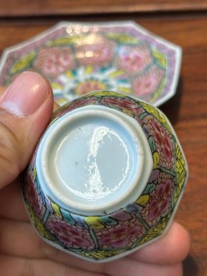 Nine Chinese famille rose cups and eight saucers, Yongzheng/Qianlong — 照片 5