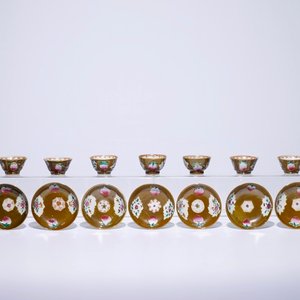 Nine Chinese famille rose on capucin brown ground cups and saucers, Qianlong — 照片 1