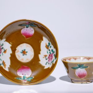 Nine Chinese famille rose on capucin brown ground cups and saucers, Qianlong — 照片 2