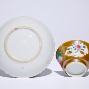 Nine Chinese famille rose on capucin brown ground cups and saucers, Qianlong — 照片 3