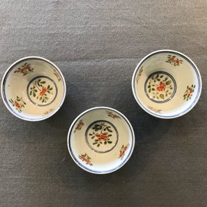 Nine Chinese famille verte cups and saucers with birds among blossoms, Kangxi — 照片 17