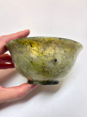 Nine Chinese hardstone carvings and bowls, including jade, 19/20th C. — photo 1