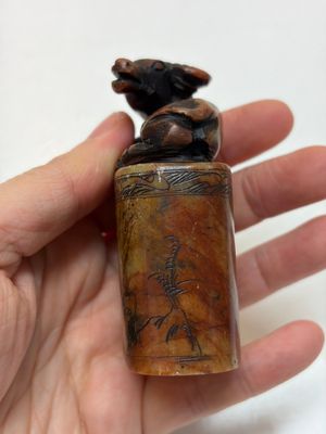 Nine Chinese hardstone carvings and bowls, including jade, 19/20th C. — photo 11