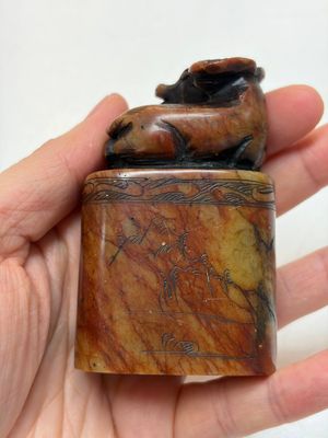 Nine Chinese hardstone carvings and bowls, including jade, 19/20th C. — photo 12