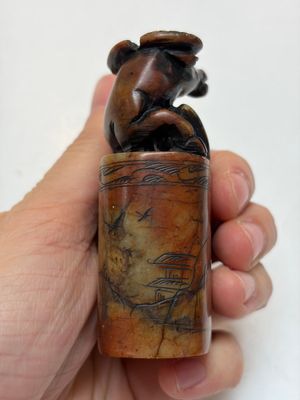 Nine Chinese hardstone carvings and bowls, including jade, 19/20th C. — photo 13