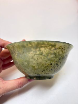 Nine Chinese hardstone carvings and bowls, including jade, 19/20th C. — photo 2