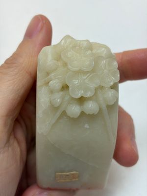 Nine Chinese hardstone carvings and bowls, including jade, 19/20th C. — photo 24