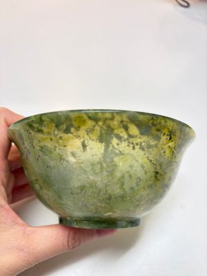 Nine Chinese hardstone carvings and bowls, including jade, 19/20th C. — photo 4