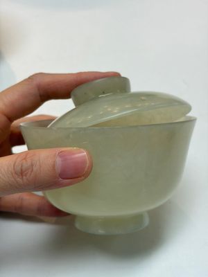 Nine Chinese hardstone carvings and bowls, including jade, 19/20th C. — photo 41