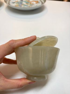 Nine Chinese hardstone carvings and bowls, including jade, 19/20th C. — photo 47