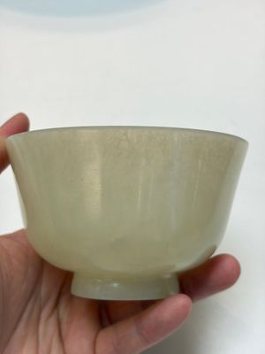 Nine Chinese hardstone carvings and bowls, including jade, 19/20th C. — photo 51