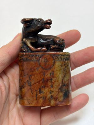 Nine Chinese hardstone carvings and bowls, including jade, 19/20th C. — photo 10