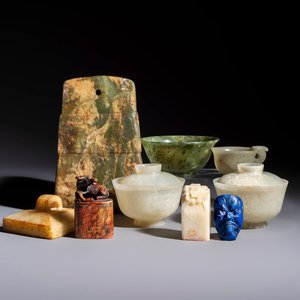 Nine Chinese hardstone carvings and bowls, including jade, 19/20th C. — photo 1