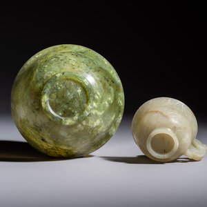 Nine Chinese hardstone carvings and bowls, including jade, 19/20th C. — photo 11