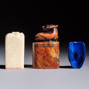 Nine Chinese hardstone carvings and bowls, including jade, 19/20th C. — photo 19