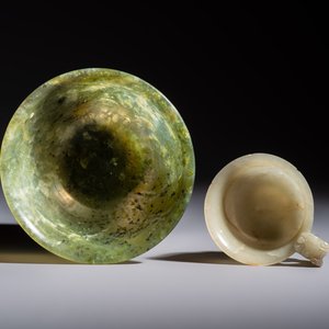 Nine Chinese hardstone carvings and bowls, including jade, 19/20th C. — photo 10