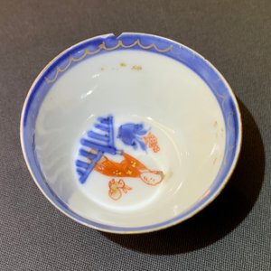 Nine Chinese iron red and gilt cups and eight saucers, Kangxi — 照片 7